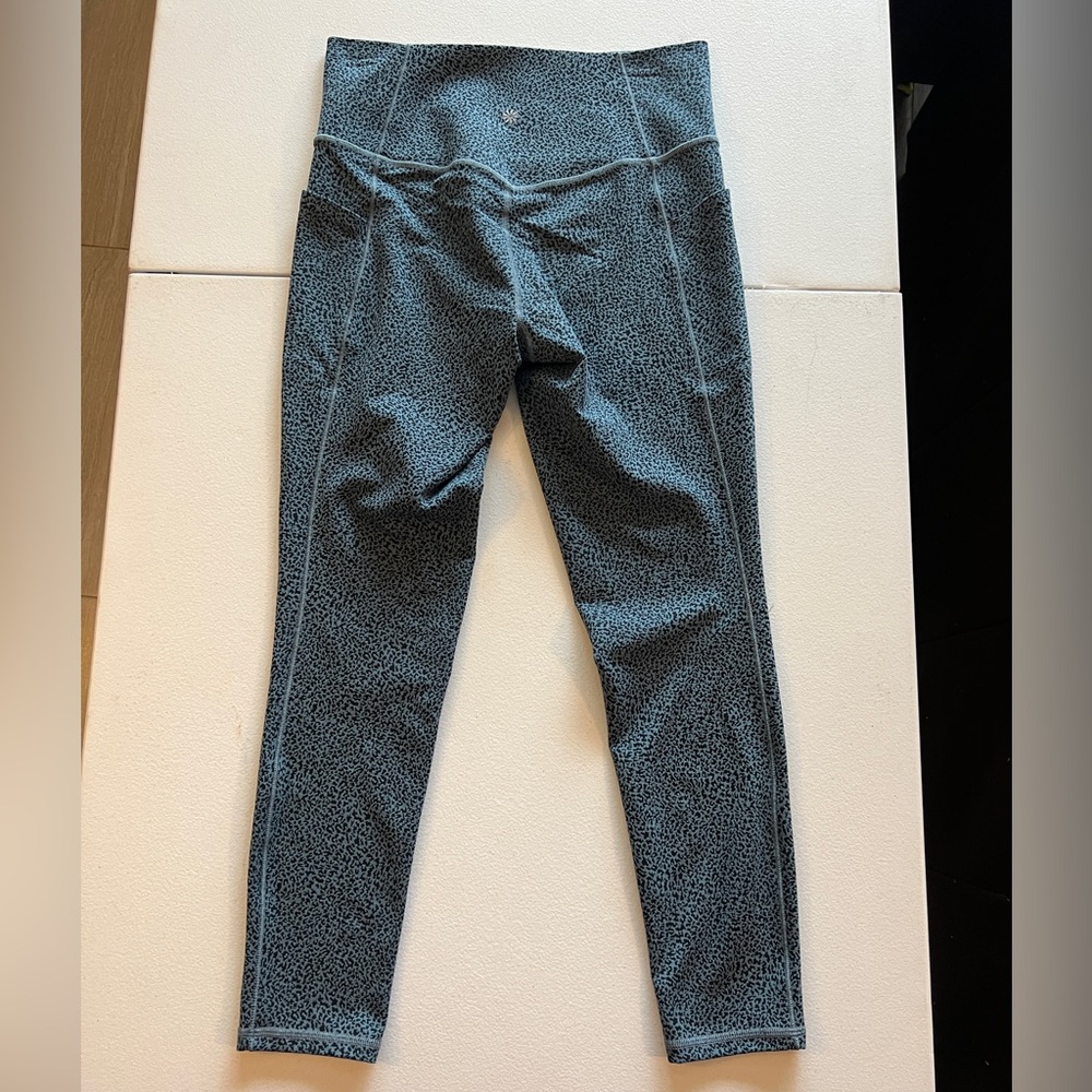 Athleta Salutation Stash Pocket II Textures Tight